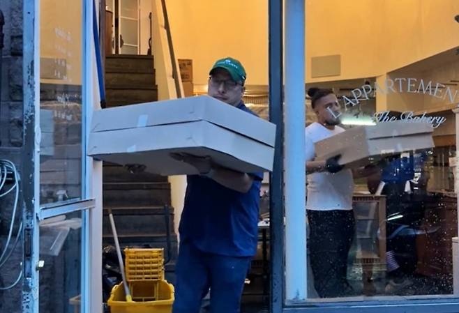 미국의 고급 배송 서비스 ‘토트 택시’ 관계자가 아침 6시 뉴욕 브루클린 유명 빵집 ‘라빠르망 4F’(L’Appartement 4F)의 50달러(약 7만원)짜리 크루아상 4박스를 챙겨 160㎞ 떨어진 롱아일랜드 이스트햄프턴의 한 호텔까지 배달에 나서고 있다. 2025.7.18 뉴욕타임스 캡처