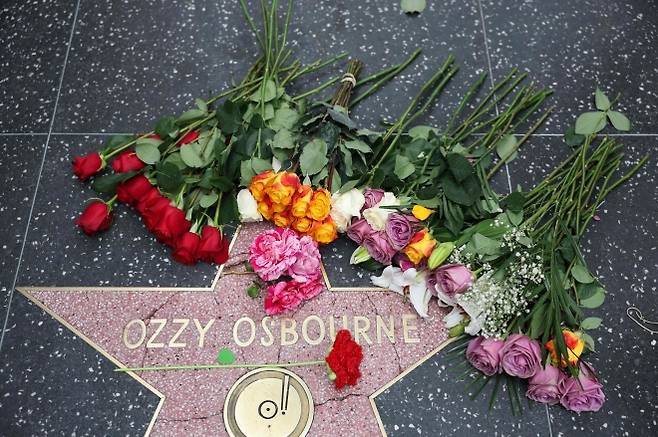 22일(현지시간) 미국 로스앤젤레스(LA) 할리우드 명예의 거리에 있는 오지 오스본의 별에 꽃이 놓여 있다. 2025.7.22 AFP 연합뉴스