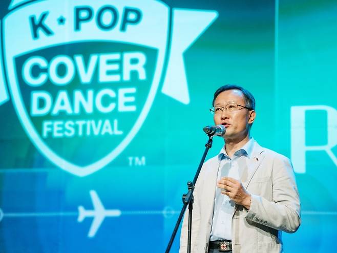 김동배 주불가리아 대한민국 대사가 지난 12일(현지시간) 불가리아 수도 소피아의 토플로센트랄라 문화센터에서  열린 2025 K-팝 커버댄스 페스티벌 인 불가리아 행사에서 인사말을 하고 있다.  주불가리아 대한민국대사관 제공.