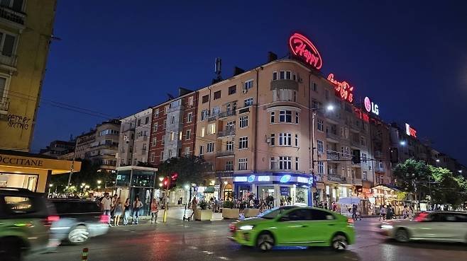 소피아 도심에 있는 비토샤 거리는 다양한 상점과 레스토랑, 카페 등이 몰려 있어 쇼핑과 문화의 중심지 역할을 하고 있다.