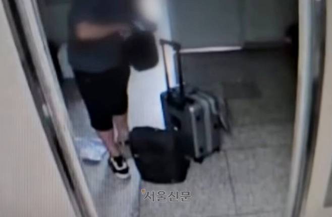 인천에서 가족 간에 사제 총기를 발사해 1명이 숨졌다. 경찰에 따르면 20일 오후 9시 31분께 인천시 연수구 송도동 모 아파트에서 총기 사건이 발생했다는 신고가 접수됐고, 총에 맞은 30대 남성이 119구급대에 의해 병원으로 옮겨졌으나 숨졌다. 피의자와 피해자는 가족 관계인 것으로 전해졌다. 사진은 피의자가 가방을 들고 이동하는 모습. 2025.7.21 YTN 캡쳐