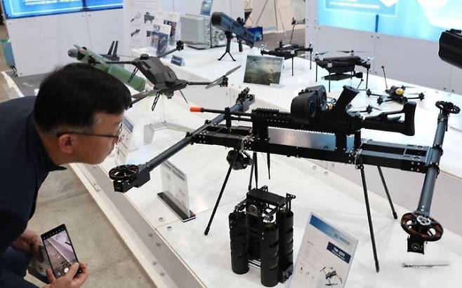 지난해 5월 인천에서 열린 대한민국 드론 박람회에서 한 관람객이 군사용 드론을 살펴보고 있다.(기사와 직접 관려 없습니다) 뉴시스