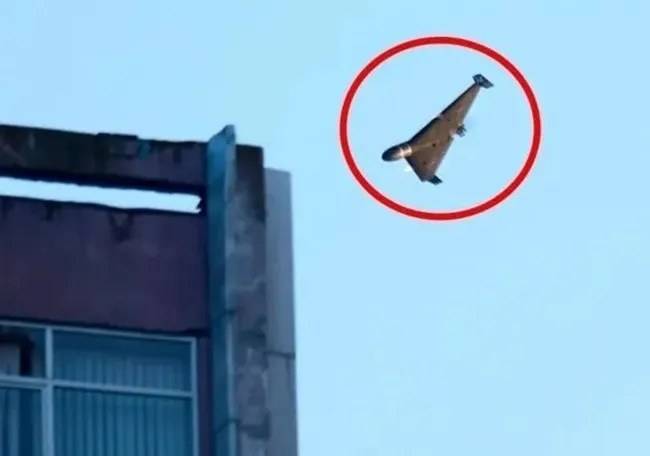 지난달 17일 러시아군이 발사한 드론이 우크라이나 키이우의 한 건물로 향하고 있다. AP 연합뉴스