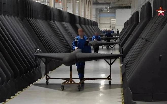 매달 5000대씩 생산이 가능한 것으로 알려진 러시아 타타르스탄 공화국 옐라부가 드론 공장 모습. 영상 캡처