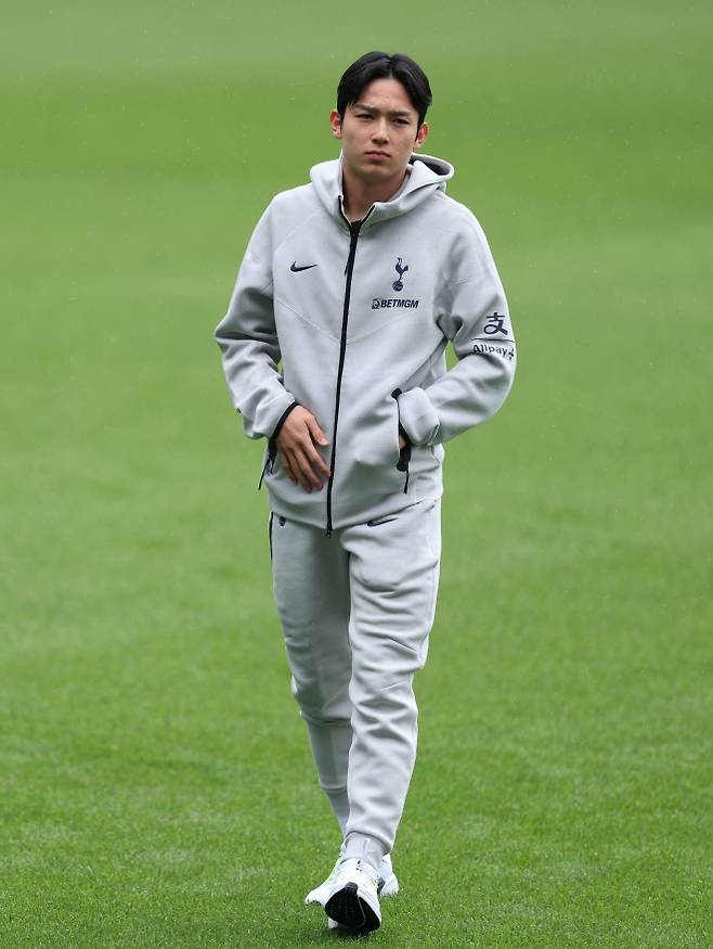 토트넘 양민혁이 19일(한국시간) 영국 버크셔의 셀렉트 카 리징 스타디움에서 열린 3부 리그 소속 레딩과의 프리시즌 친선경기를 앞두고 운동장을 둘러보고 있다. 로이터 연합뉴스