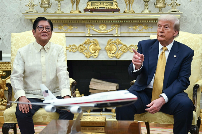 페르디난드 마르코스 주니어(왼쪽) 필리핀 대통령이 22일(현지시간) 백악관에서 도널드 트럼프 미국 대통령과 회담을 갖고 있다. 워싱턴DC AFP 연합뉴스
