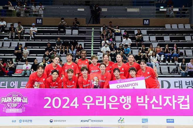 일본 W리그 후지쓰 레드웨이브 선수들이 지난해 9월 8일 아산 이순신체육관에서 열린 2024 박신자컵에서 우승한 뒤 기뻐하고 있다. WKBL 제공
