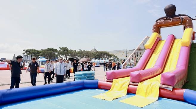 김동일 보령시장과 담당 공무원 등이 보령머드축제 현장을 점검하고 있다. 시 제공