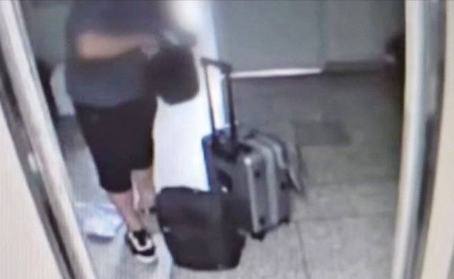 지난 20일 인천 연수구 송도동에서 사제 총기로 아들을 쏴 살해한 A씨가 범행 직전인 이날 오후 4시쯤 여행용 캐리어와 짐가방을 갖고 서울 도봉구 쌍문동 자택을 나서는 모습이 아파트 폐쇄회로(CC)TV에 포착됐다. 이후 A씨가 가방에서 금속류로 보이는 물체를 꺼내는 모습이 찍히기도 했다. YTN 캡처