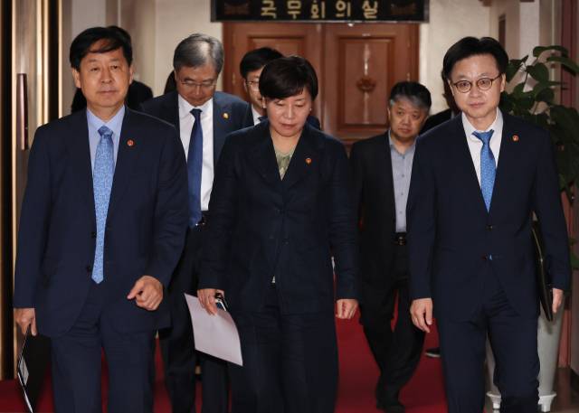 구윤철(왼쪽 첫번째) 부총리 겸 기획재정부 장관과 송미령(왼쪽 두번째) 농림축산식품부 장관, 김정관(왼쪽 세번째) 산업통상자원부 장관이 22일 서울 종로구 정부서울청사에서 열린 대외경제장관회의에 참석하고 있다. 연합뉴스