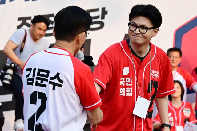 한동훈 전 국민의힘 대표가 지난 5월 26일 오후 서울 도봉구 방학사거리에서 열린 김문수 국민의힘 대선 후보의 노원·도봉·강북 집중유세 현장을 찾아 김 후보와 악수하고 있다. 성형주 기자
