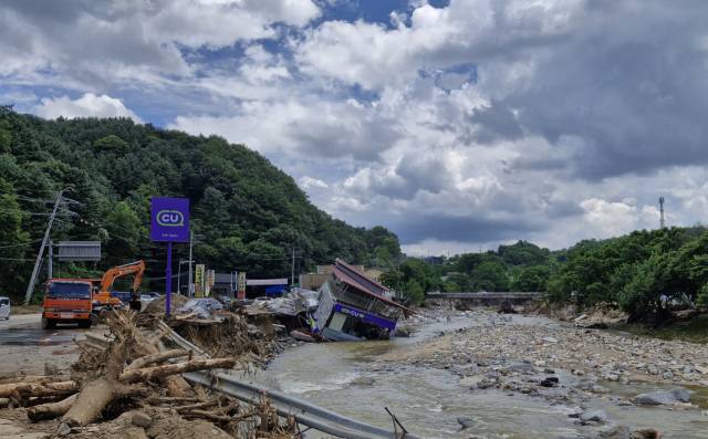 22일 오후 경기 가평군 조종면 초입에 자리한 휴게소 건물이 지난 20일 집중호우에 중심을 잃고 하천 쪽으로 기울어져 있다. 사진 = 손대선 기자