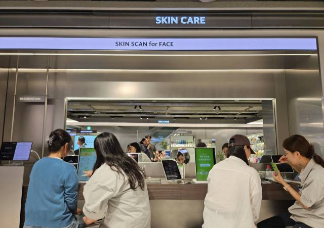 22일 ‘올리브영 센트럴 강남 타운’에서 고객들이 피부 진단 서비스를 받고 있다. 노현영 기자