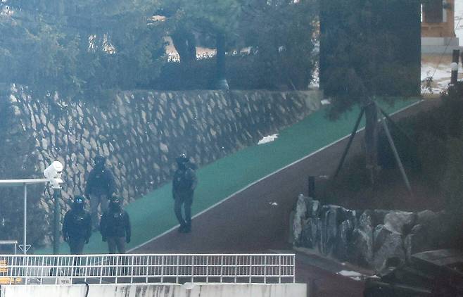 1월13일 대통령경호처 소속 직원들이 방탄 헬멧과 전술복을 착용하고 대통령 관저 경내를 순찰 중이다. ⓒ연합뉴스