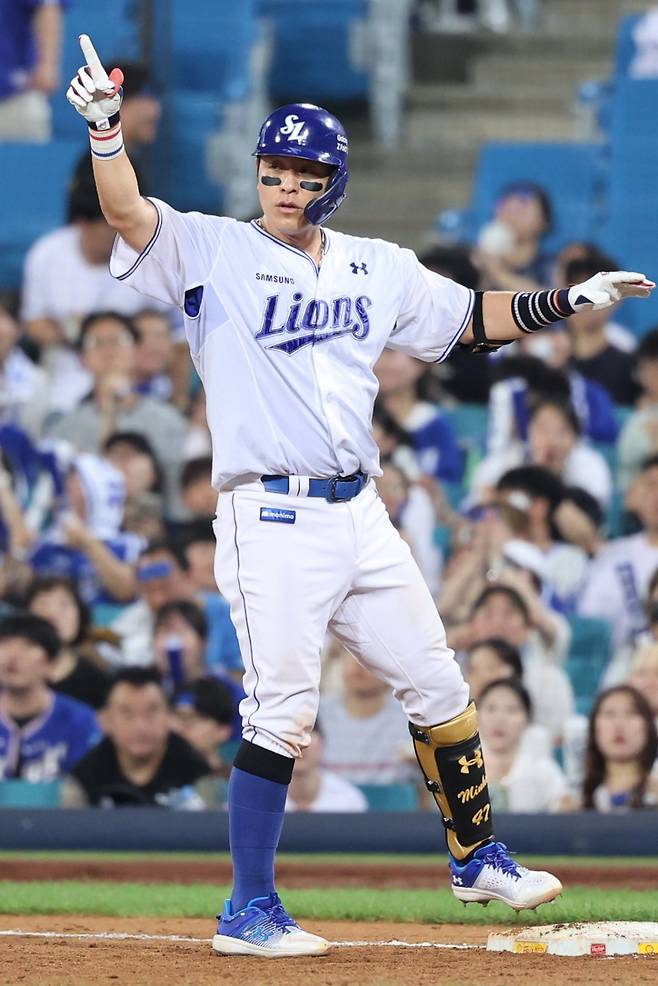 삼성 강민호가 22일 대구 삼성라이온즈파크에서 열린 2025 KBO리그 SSG전에서 적시타를 날린 뒤 1루에서 세리머니를 하고 있다. 강민호는 이날 5타수 3안타 4타점 맹활약으로 팀의 7-5 승리를 이끌었다.  사진제공｜삼성 라이온즈