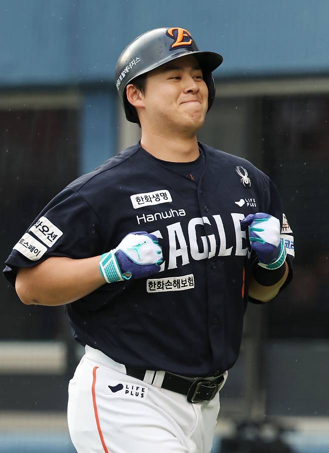 한화 노시환이 22일 잠실 두산전에서 2회초 결승 솔로홈런을 쳐내며 팀의 1-0 승리를 이끌었다. 노시환이 홈런을 쳐낸 뒤 덕아웃을 향하며 기뻐하고 있다. 잠실｜뉴시스