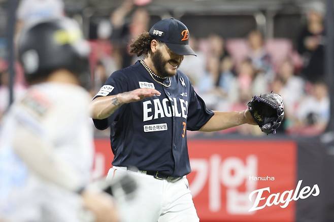 한화 폰세는 KBO리그 사상 첫 4관왕에 도전한다. 현재 승리와 ERA, 승률, 탈삼진 부문에서 리그 선두다. 후반기 경쟁자들이 주춤한 사이 격차를 더욱 벌렸다. 사진제공|한화 이글스