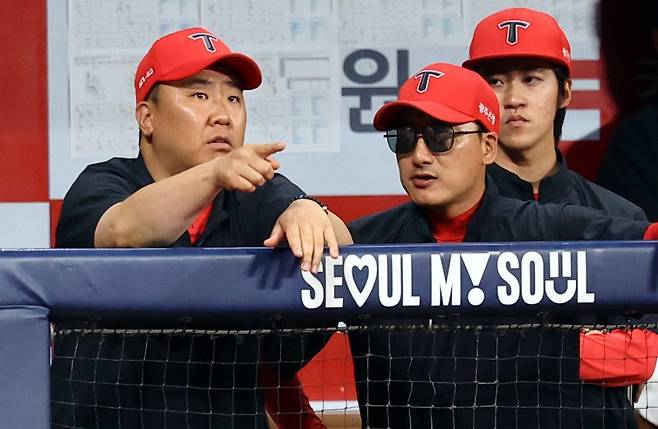 이범호 KIA 감독(왼쪽)은 후반기 초반 마운드 운영으로 고민이 많다. 필승조 과부하를 막고자 선발투수들이 제 몫을 해내길 기대하고 있다.｜뉴시스