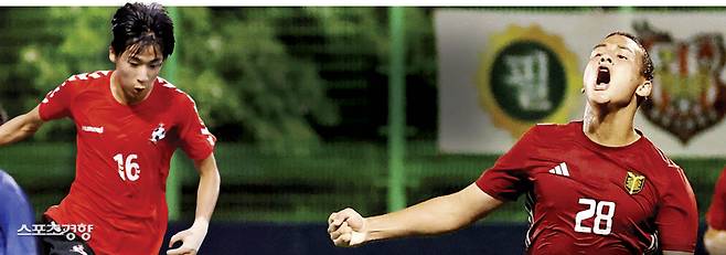 서울 영등포공고 박상효가 21일 충북 제천축구센터에서 열린 제58회 대통령 금배 전국고교축구대회 16강 서울 상문고와의 경기에서 헤더슛 득점 후 환호하고 있다. 왼쪽사진은 경기 FC광명시민U18 명승호. 제천 l 문재원 기자