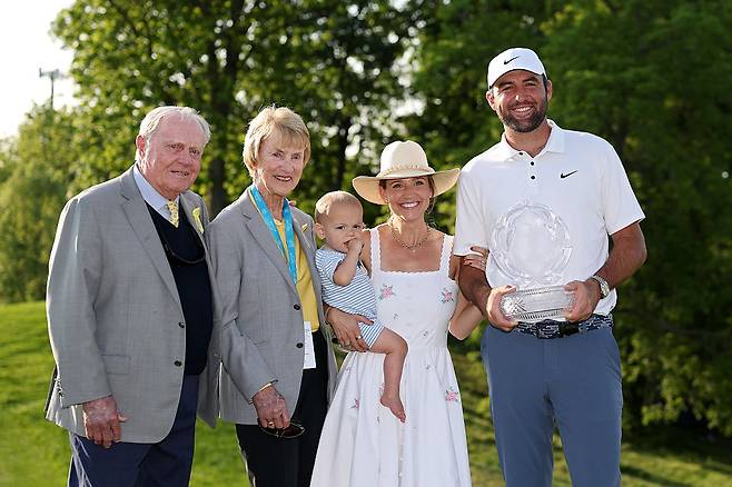 잭 니클라우스와 아내 바바라(왼쪽부터)가 지난달 미국 오하이오주 더블린의 뮤어필드GC에서 열린 PGA투어 메모리얼 토너먼트에서 대회 주최자 자격으로 우승자 스코티 셰플러 가족과 기념촬영 하고 있다. |게티이미지