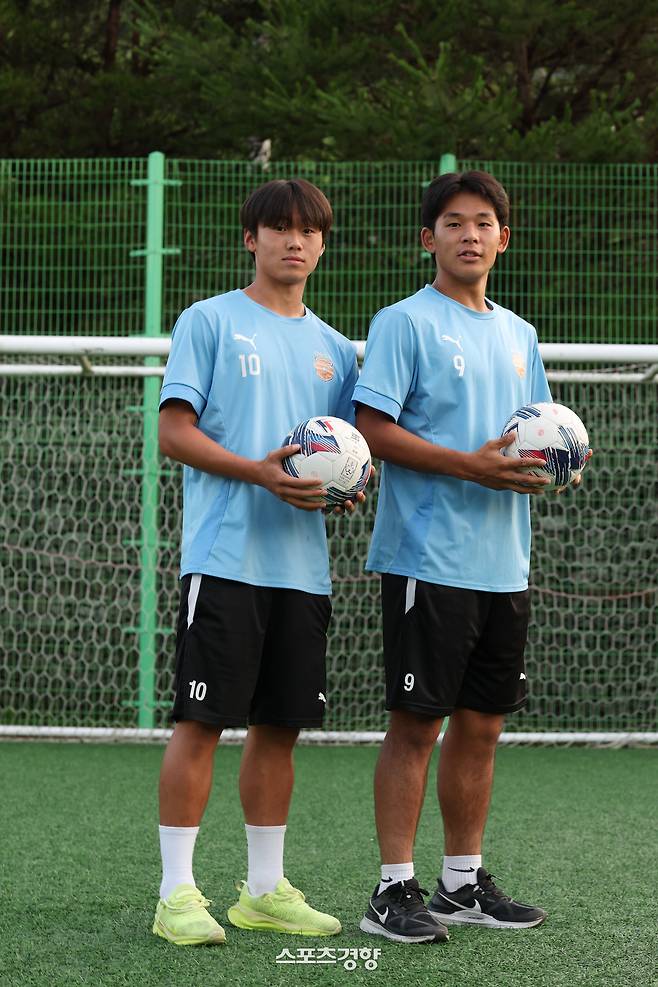 포르투갈 명문 포르티모넨스로 떠나는 충남 신평고 유동경(왼쪽)·안현이 지난 22일 충남 제천축구센터에서 경향신문과 인터뷰한 뒤 포즈를 취하고 있다. 2025.07.22 한수빈 기자