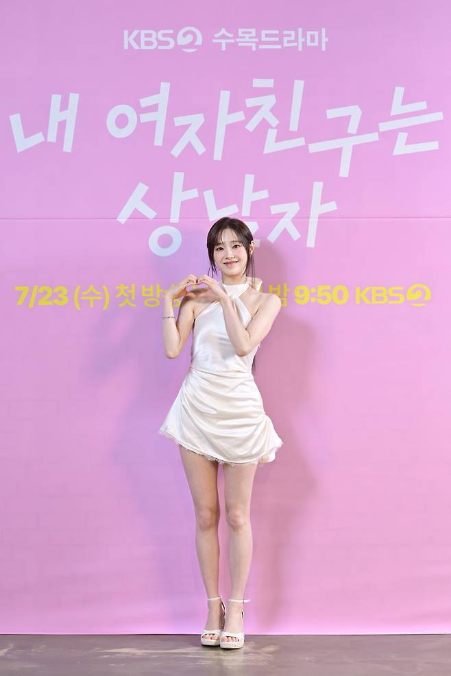 배우 츄가 23일 온라인 사전녹화 방식으로 공개된 KBS2 새 수목극 ‘내 여자친구는 상남자’의 제작발표회에 참석해 포즈를 취하고 있다. 사진 KBS