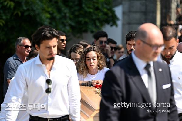 조타의 관을 옮기는 아내 카르도소 / 사진=Gettyimages 제공