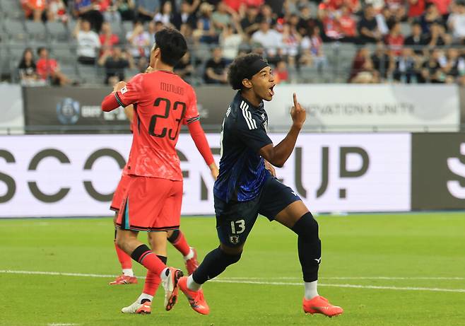 ▲ 한국 축구가 동아시안컵에서 일본에 또 패하면서 지속적인 열세에 빠졌다. 해외파를 포함한 베스트 일레븐 간의 대결은 아직 희망이 있지만 스쿼드 뎁스 측면에서는 확실히 밀리는 모습이다. 일본은 이번에 한국까지 잡고 3전 전승으로 우승했는데 정작 1군에 경합할 만한 선수가 많지 않다는 결론을 내렸다. 그나마 한일전 결승골 주인공 저메인 료만 합격점을 받았다. ⓒ 연합뉴스