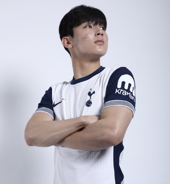 ▲ 영국 '풋볼월드'는 "프랭크 감독은 양민혁이 재능을 만개할 수 있도록 경기장 안팎에서 특별한 도움을 줄 인물"이라며 "프랭크 감독은 젊은 윙어를 키우는 방법을 아는 지도자다. 여름 이적시장이 끝나면 프랭크 감독은 분명 양민혁을 주의 깊게 지켜볼 것"이라고 예상했다. ⓒ 토트넘 홋스퍼