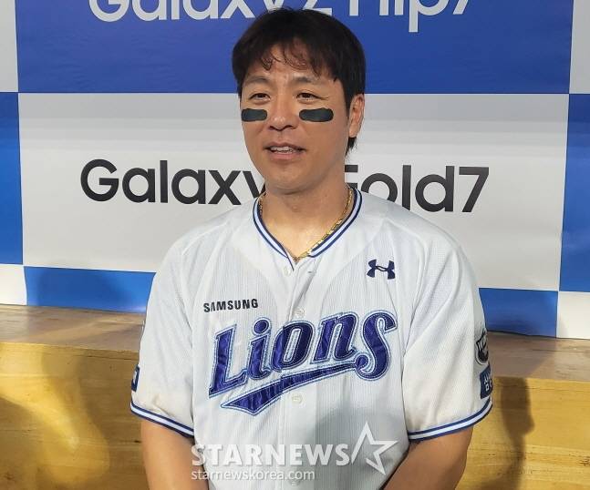 삼성 강민호가 22일 SSG전 4타점 활약을 펼친 뒤 취재진과 인터뷰를 하고 있다. /사진=안호근 기자