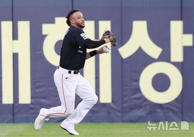 22일 경기에서 몸을 날려 오명진의 타구를 잡아낸 리베라토. /사진=뉴시스