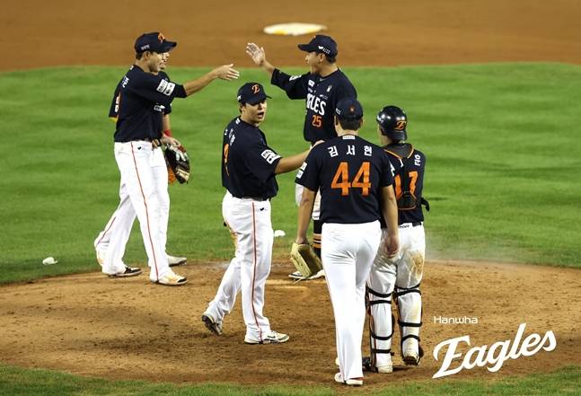 22일 경기 종료 후 하이파이브를 하고 있는 한화 선수들. /사진=한화 이글스