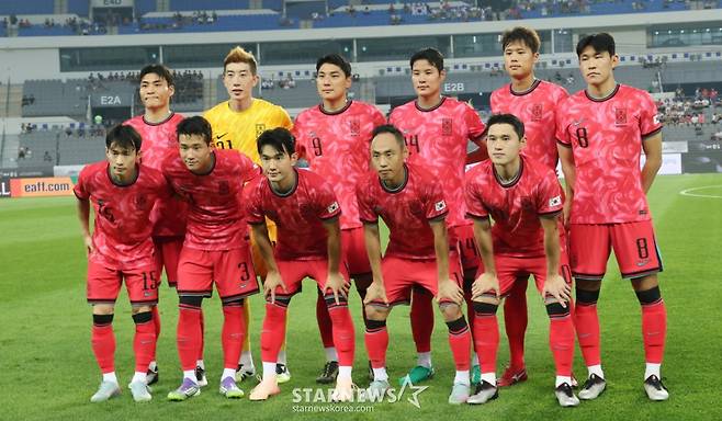 2025 동아시아축구연맹(EAFF) E-1 풋볼 챔피언십(동아시안컵) 한국-중국전이 7일 경기도  용인미르스타디움에서 열렸다.  주장 조현우를 비롯한 대한민국  베스트 11이 기념촬영을 하고 있다. /사진=김진경 대기자