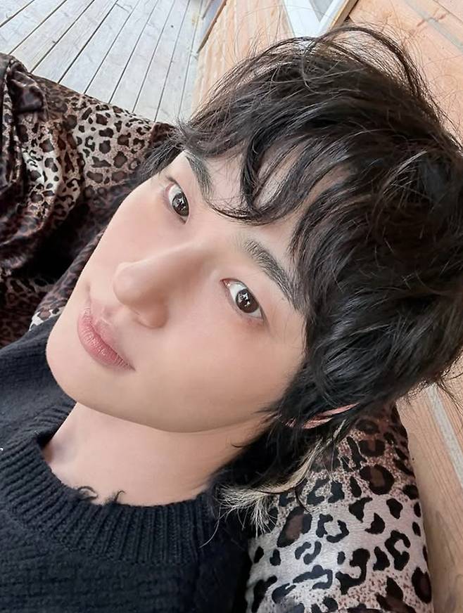 변우석, 아이유와 로맨스 앞두고 파격 변신..거친 장발 스타일[스타IN★]