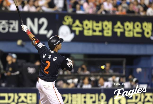 22일 경기에서 달아나는 홈런을 쏘아 올린 심우준의 모습. /사진=한화 이글스