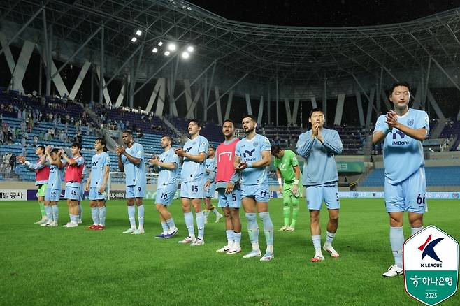 Professional football K -League 1 Daegu FC players greet fans. /Photo = Korean Professional Football Federation Provided