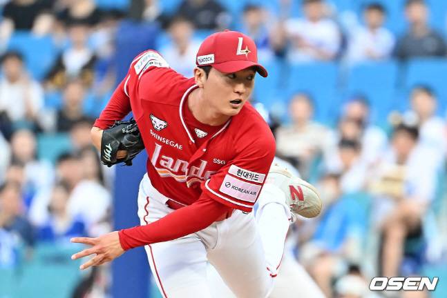 선발 등판해 투구를 펼치는 김건우.