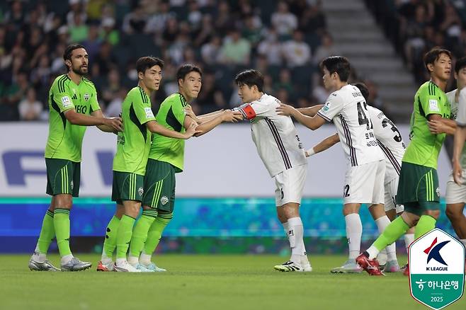 23일 전주월드컵경기장에서 열린 전북 현대와 강원FC의 경기, 세트피스 상황에서 치열한 자리 다툼을 벌이고 있는 양 팀 선수들. /사진=한국프로축구연맹 제공