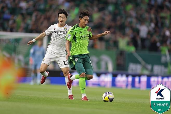 전북 현대 홍정호(오른쪽)와 강원FC 이상헌이 23일 전주월드컵경기장에서 열린 하나은행 K리그1 2025 23라운드에서 치열한 볼 경합을 벌이고 있다. /사진=한국프로축구연맹 제공