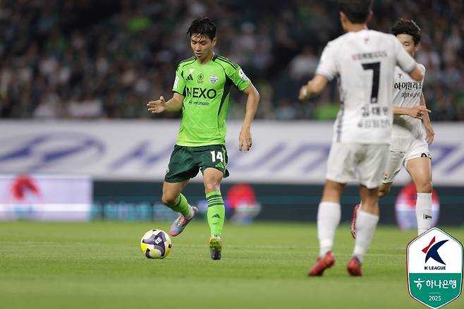 전북 현대 전진우가 23일 전주월드컵경기장에서 열린 강원FC와의 하나은행 K리그1 2025 23라운드에서 패스를 시도하고 있다. 이날 전진우는 페널티킥과 상대 퇴장을 각각 유도하며 팀 승리에 힘을 보탰다. /사진=한국프로축구연맹 제공