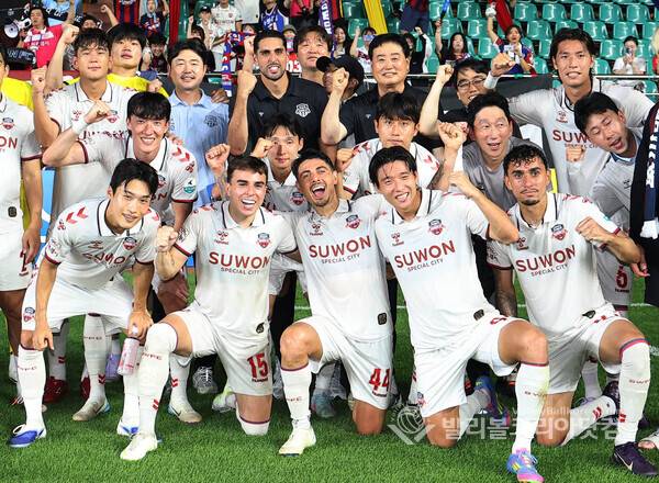 수원FC 선수들 , 포항에 5-1 대승...인증 샷.