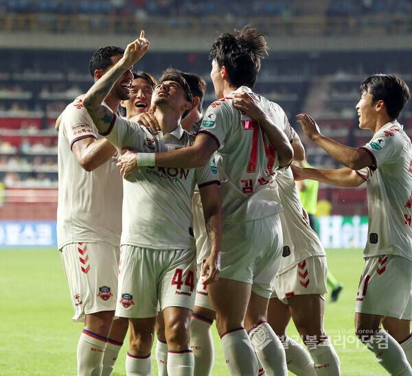 수원FC 윌리안 연속골, 선수들과 함께 환호.
