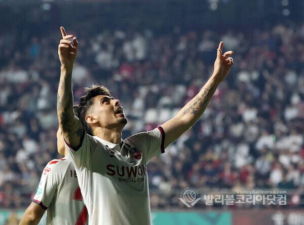 수원FC 윌리안이 골을 성공시키고 팬들 앞에서 세레모니.