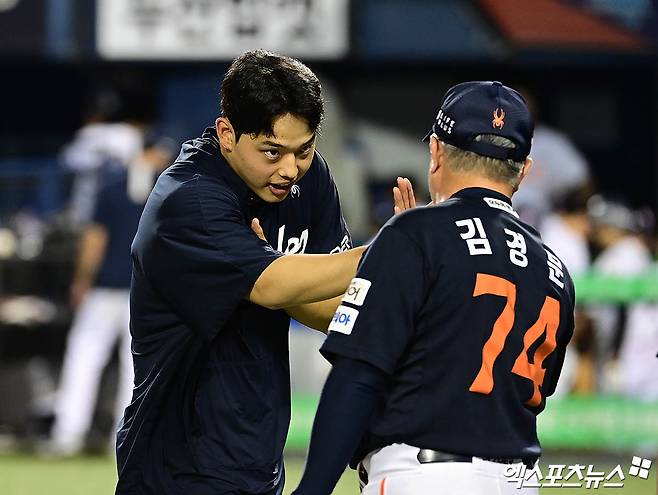 왼쪽부터 한화 이글스 선발투수 문동주, 김경문 감독. 22일 잠실 두산 베어스전에서 승리한 뒤 하이파이브하고 있다. 잠실, 박지영 기자
