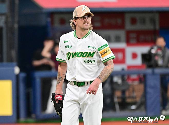 22일 오후 서울 구로구 고척스카이돔에서 열린 '2025 신한 SOL Bank KBO리그' 롯데 자이언츠와 키움 히어로즈의 경기, 4회초 수비를 마친 키움 웰스가 더그아웃으로 향하고 있다. 엑스포츠뉴스 고척, 김한준 기자
