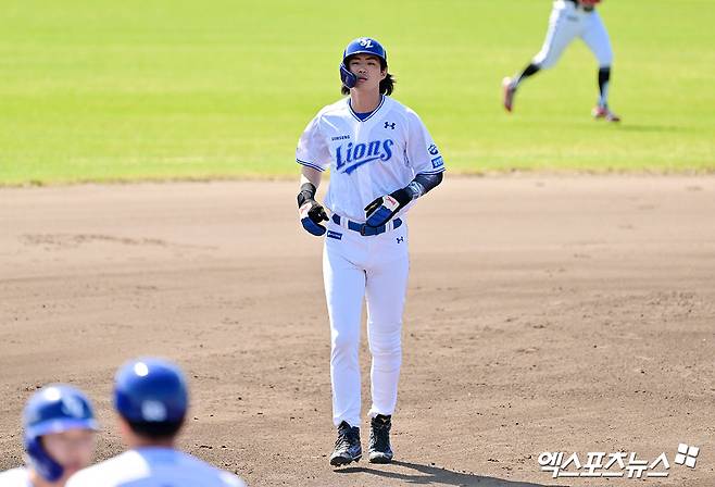 1일 오후 일본 오키나와 온나손 아카마 구장에서 열린 LG 트윈스와 삼성 라이온즈의 연습경기, 1회말 공격을 마친 삼성 구자욱이 더그아웃으로 향하고 있다. 엑스포츠뉴스 DB