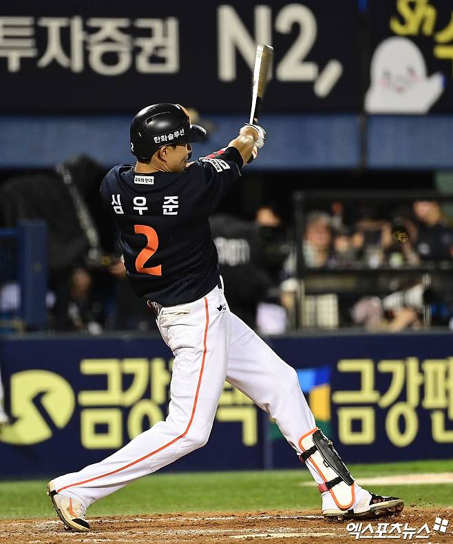 한화 이글스 심우준이 22일 잠실 두산 베어스전에서 타격하고 있다. 잠실, 박지영 기자