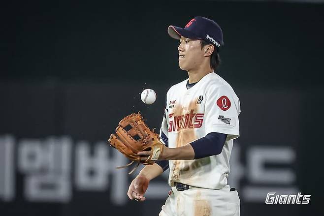 롯데 자이언츠 전민재가 22일 서울 고척스카이돔에서 2025 신한 SOL Bank KBO리그 키움 히어로즈와 원정경기를 앞두고 1군 엔트리에서 말소됐다. 롯데 자이언츠