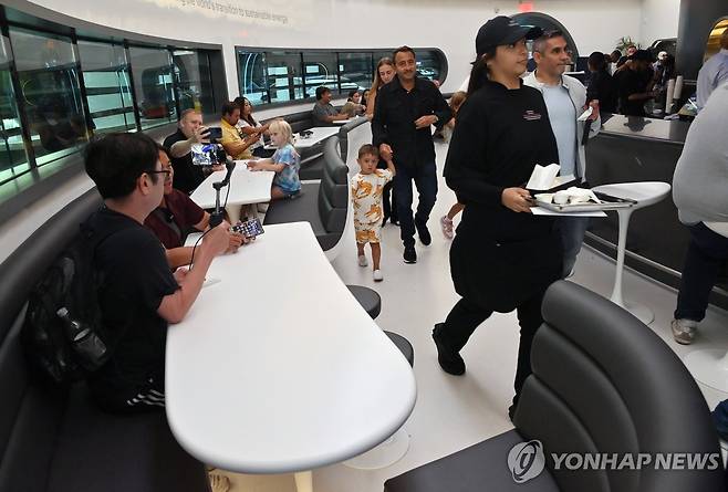 21일 개점한 테슬라 '다이너' 내부 [UPI=연합뉴스. 재판매 및 DB 금지]