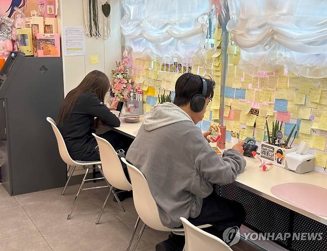 신사동 편의점에서 식사하고 있는 청년들 (서울=연합뉴스) 최혜정 인턴기자 = 지난 18일 서울 강남구 신사동 'CU편의점'에서 청년들이 식사를 하고 있다. 2025.7.23